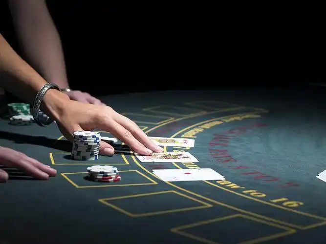 Layar Table Games bettoto menampilkan dealer langsung dalam studio multi-kamera